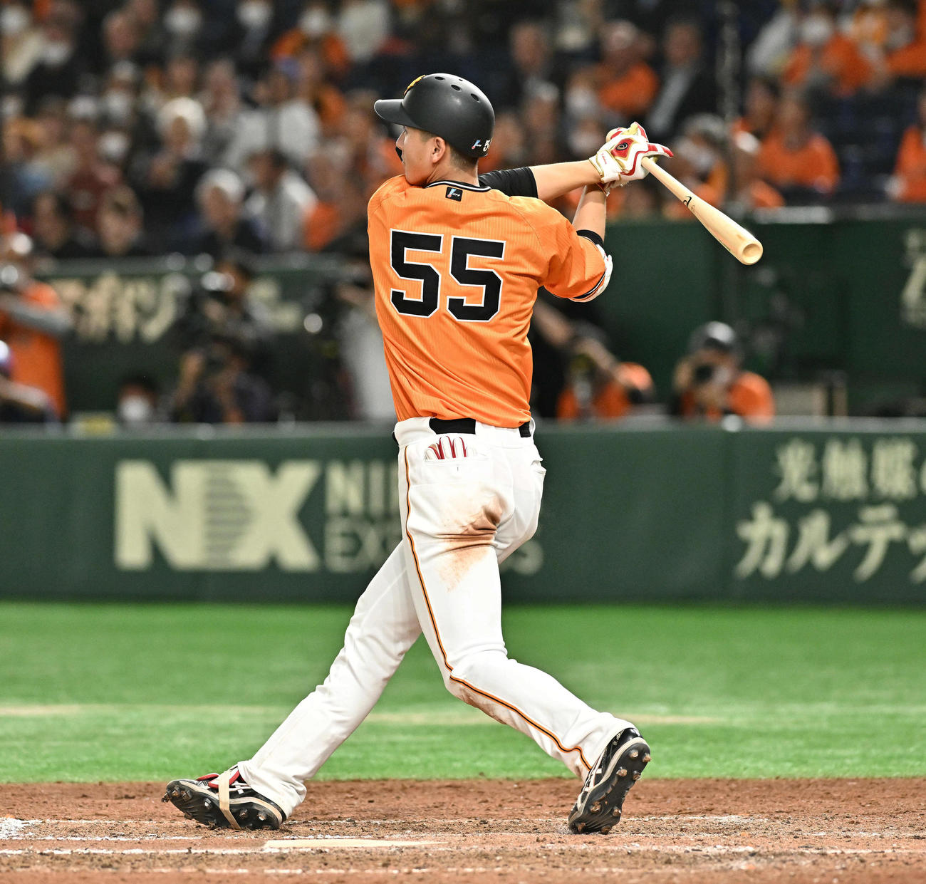 巨人対DeNA 9回裏巨人無死一塁、秋広は右中間へ2点本塁打を放つ（撮影・滝沢徹郎）