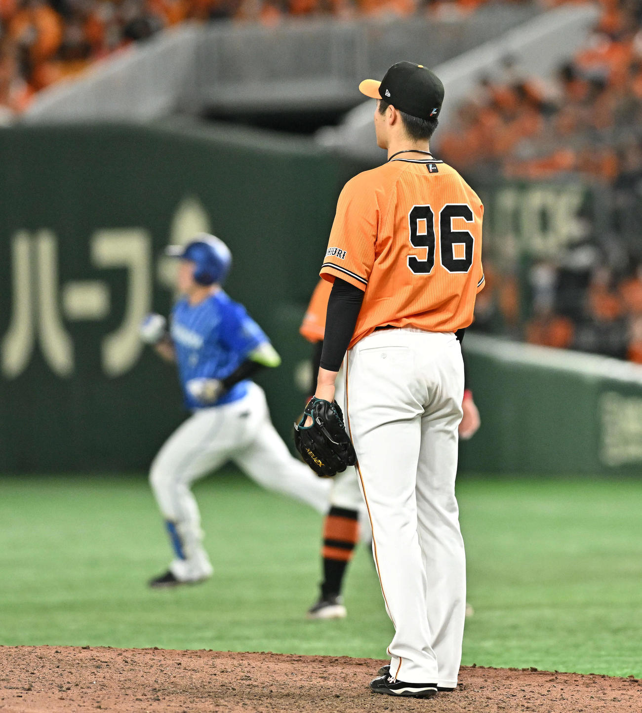 巨人対DeNA 8回表DeNA1死、牧（後方）にソロ本塁打を浴びる菊地（撮影・滝沢徹郎）
