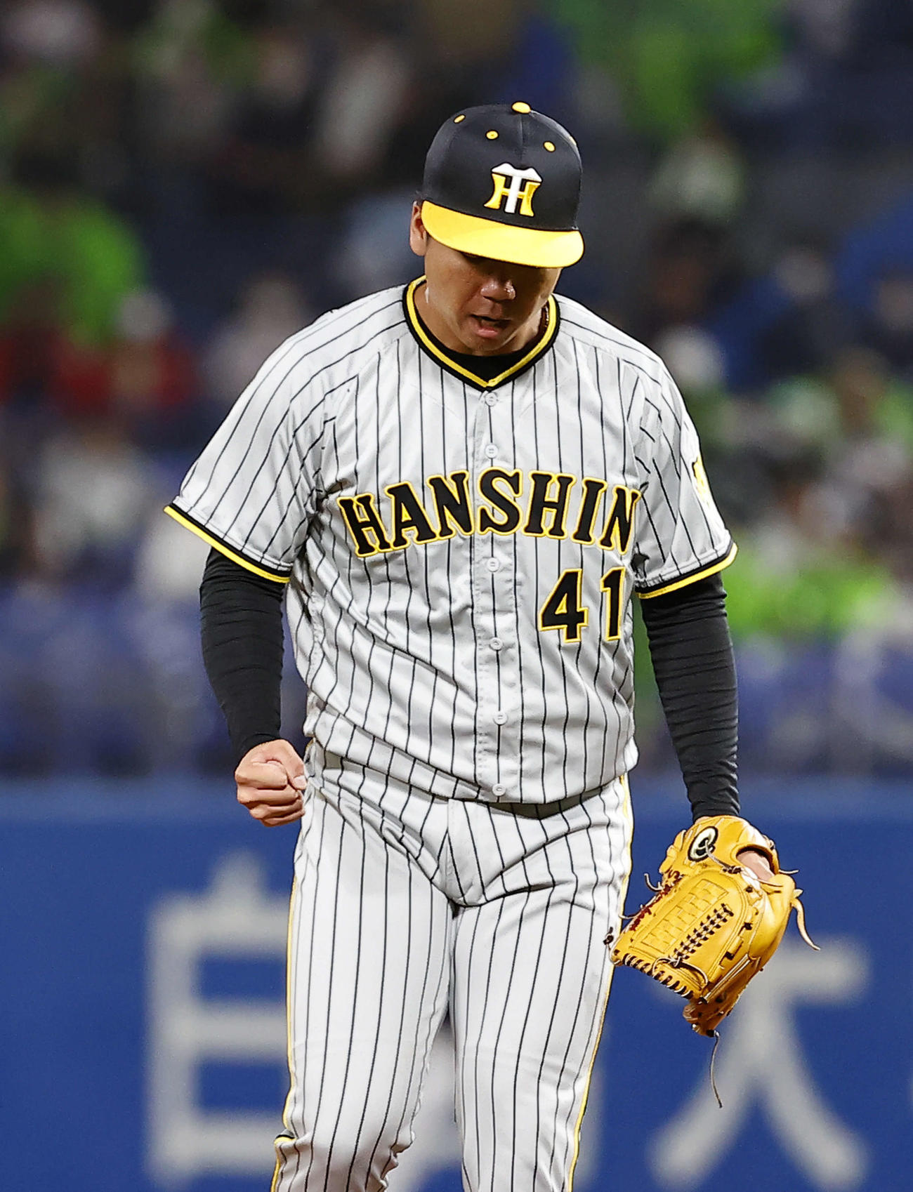 阪神対ヤクルト　6回表ヤクルト2死、村上を三振に仕留めガッツポーズする阪神村上（撮影・藤尾明華）