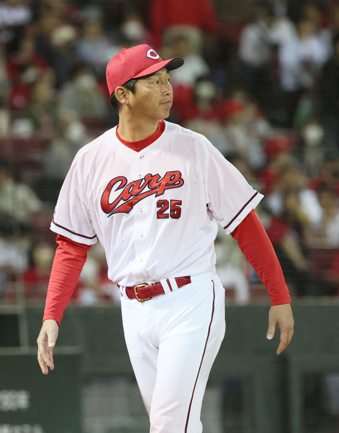 広島対中日　7回表中日2死二塁、投手の交代を告げる新井監督（撮影・加藤孝規）