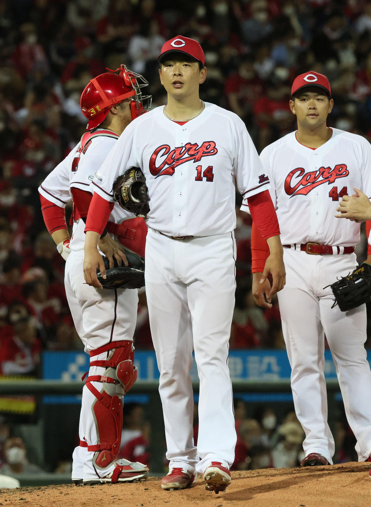 広島対中日　7回表中日2死二塁、降板する大瀬良（撮影・加藤孝規）
