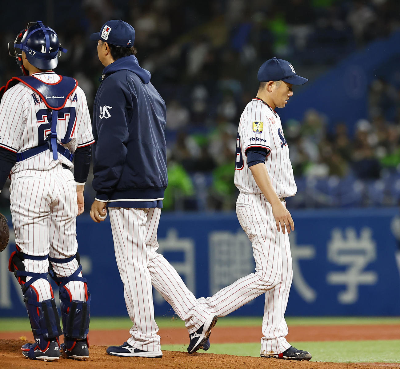 阪神対ヤクルト　5回表阪神無死一、三塁、降板するヤクルト石川雅規（右）（撮影・藤尾明華）