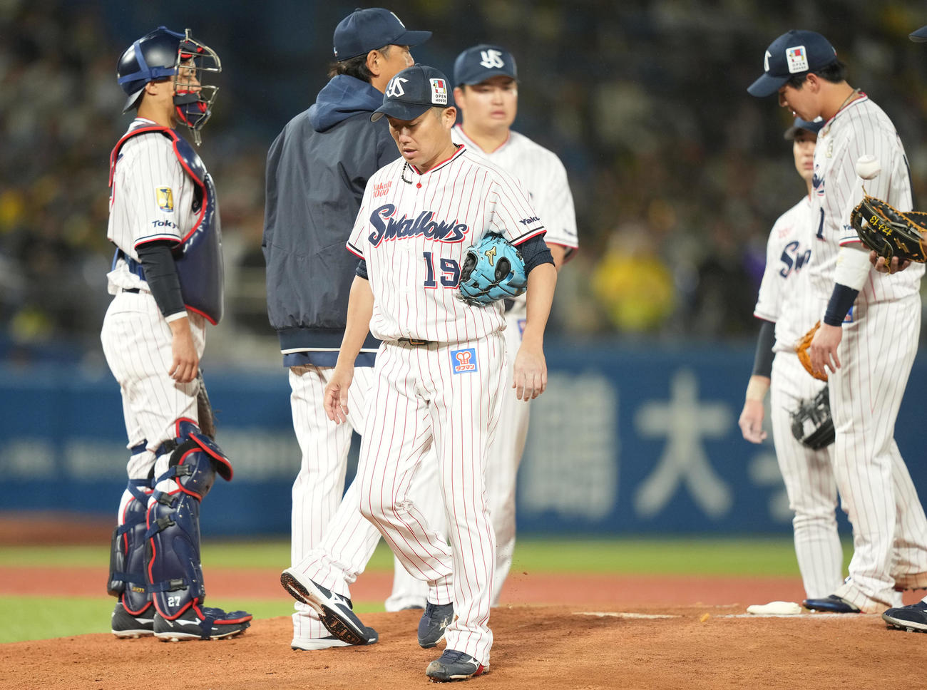 ヤクルト対阪神　5回表途中で降板するヤクルト先発石川（中央）（撮影・鈴木みどり）