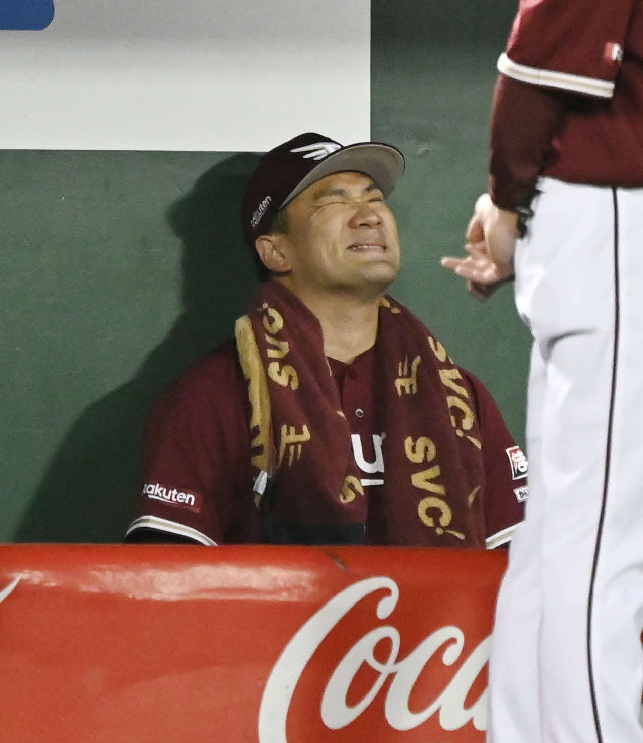 オリックス対楽天　5回裏オリックス無死一、三塁、降板した田中将はベンチで悔しげな表情を見せる（撮影・和賀正仁）