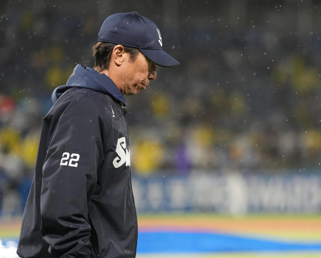ヤクルト対阪神　5連敗を喫し、雨の中引き揚げるヤクルト高津監督（撮影・鈴木みどり）
