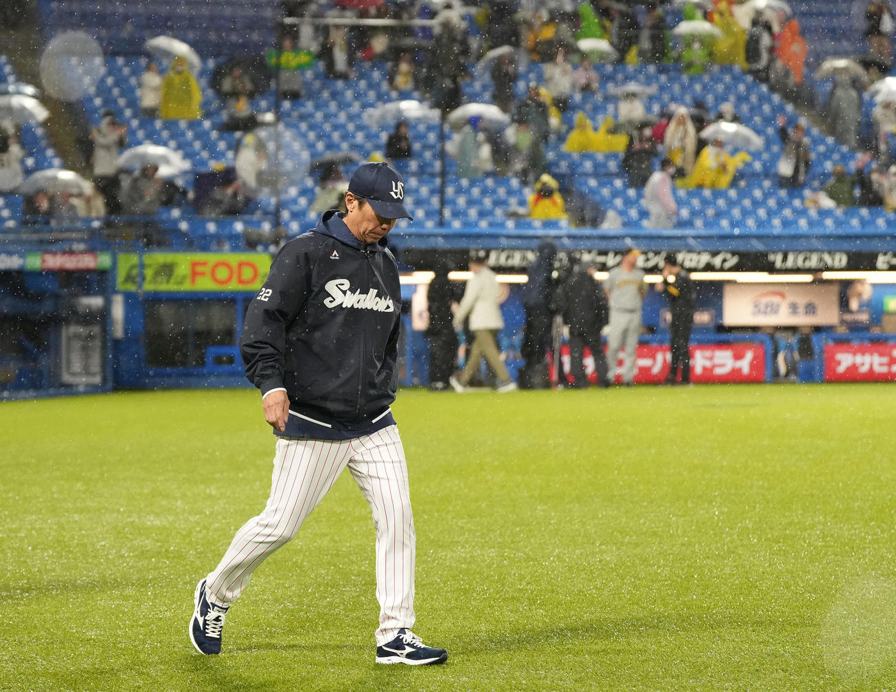 ヤクルト対阪神　5連敗を喫し、雨の中引き揚げるヤクルト高津監督（撮影・鈴木みどり）