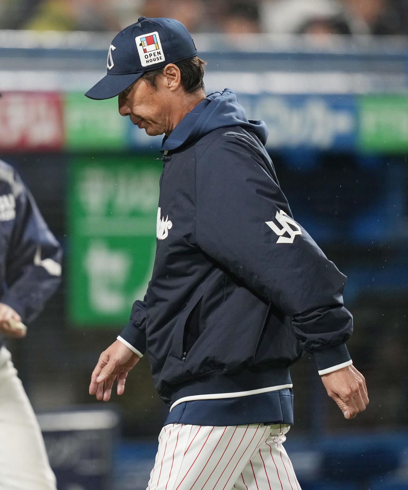 ヤクルト対阪神　9回表の選手交代を告げ、うつむきながらベンチへ戻るヤクルト高津監督（撮影・鈴木みどり）
