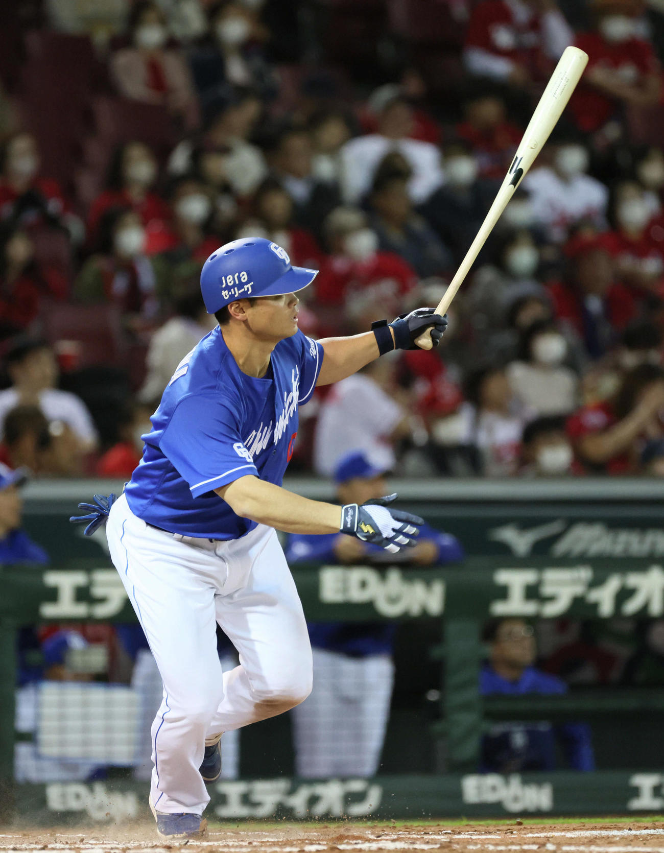 広島対中日　7回表中日2死一、二塁、細川は勝ち越しの左越え2点適時二塁打を放つ（撮影・加藤孝規）