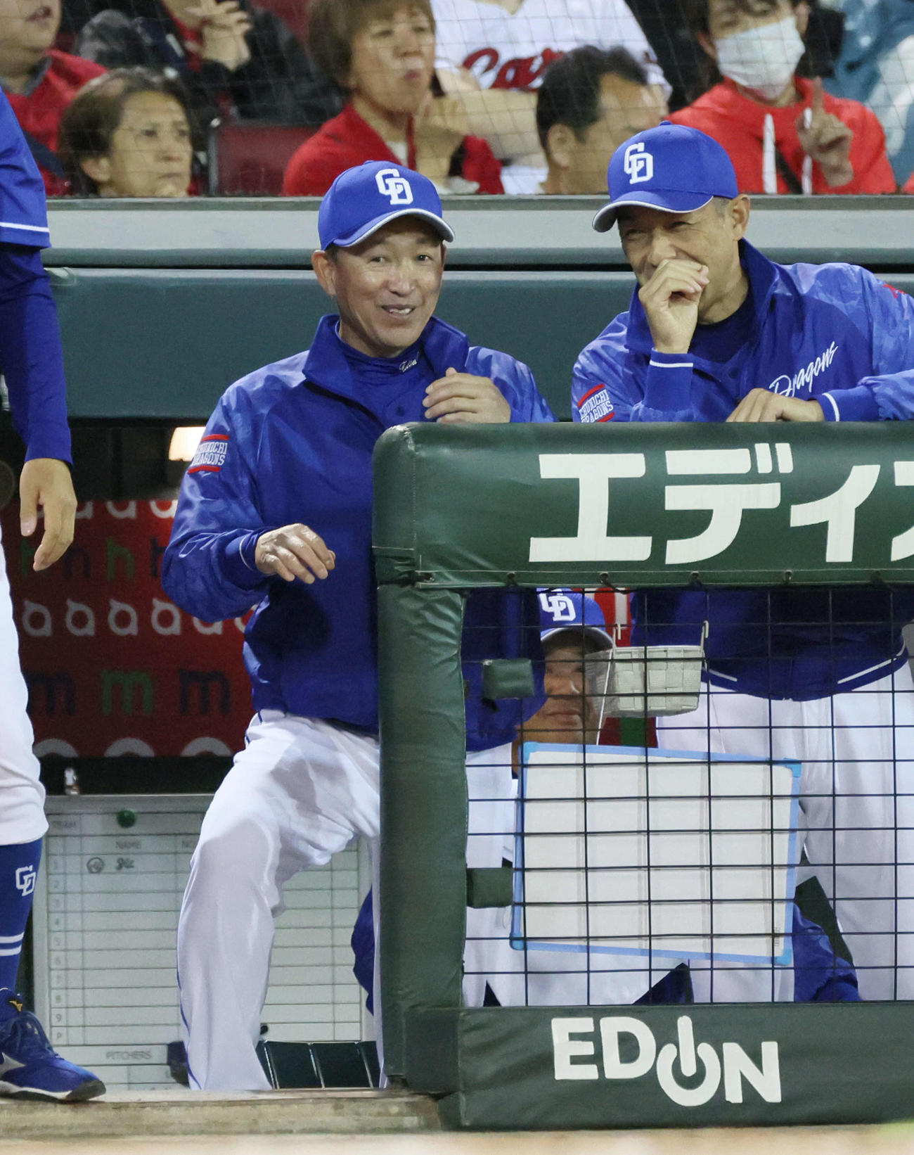 広島対中日　7回表中日2死一、二塁、細川の勝ち越しの左越え2点適時二塁打を喜ぶ立浪監督（左）（撮影・加藤孝規）