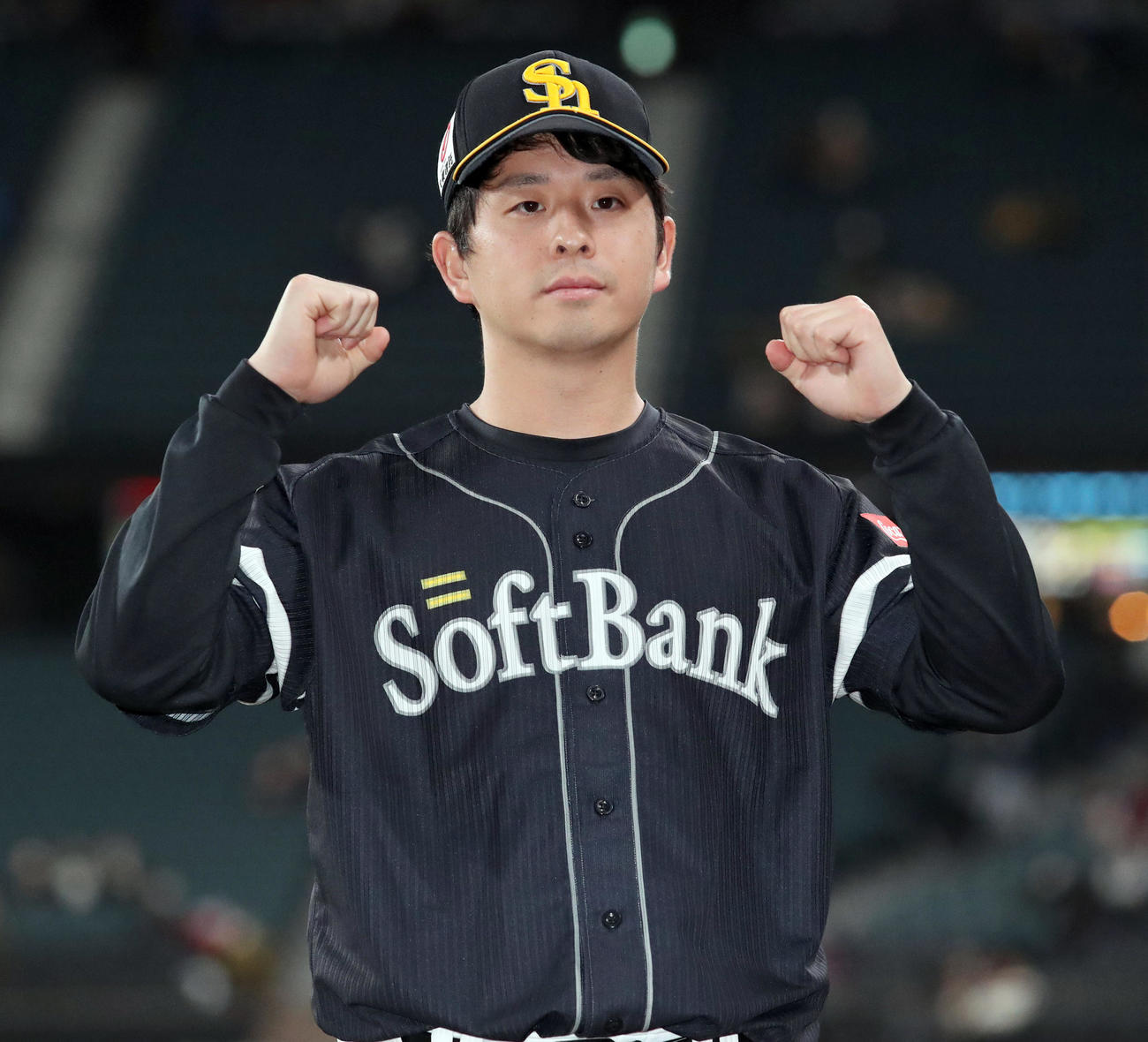 日本ハム対ソフトバンク　試合終了後、両手でガッツポーズをしながら記念撮影に応じるソフトバンク大関（撮影・佐藤翔太）