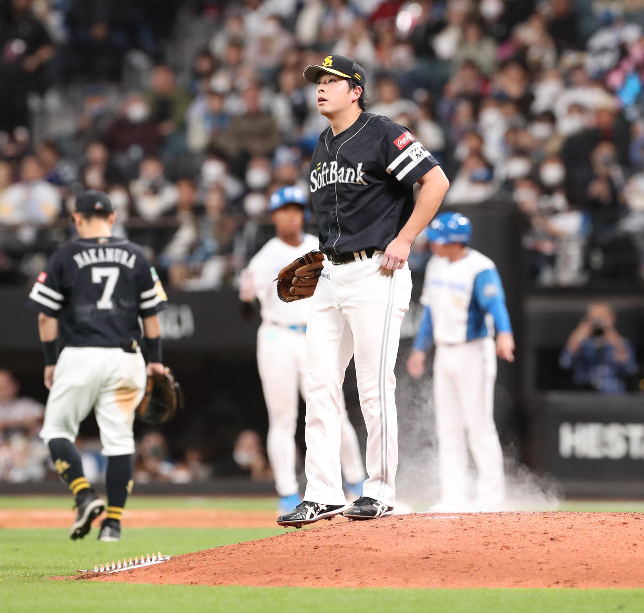 日本ハム対ソフトバンク　5回裏日本ハム1死一、二塁、万波に同点となる左前適時打を浴びる大関（撮影・佐藤翔太）