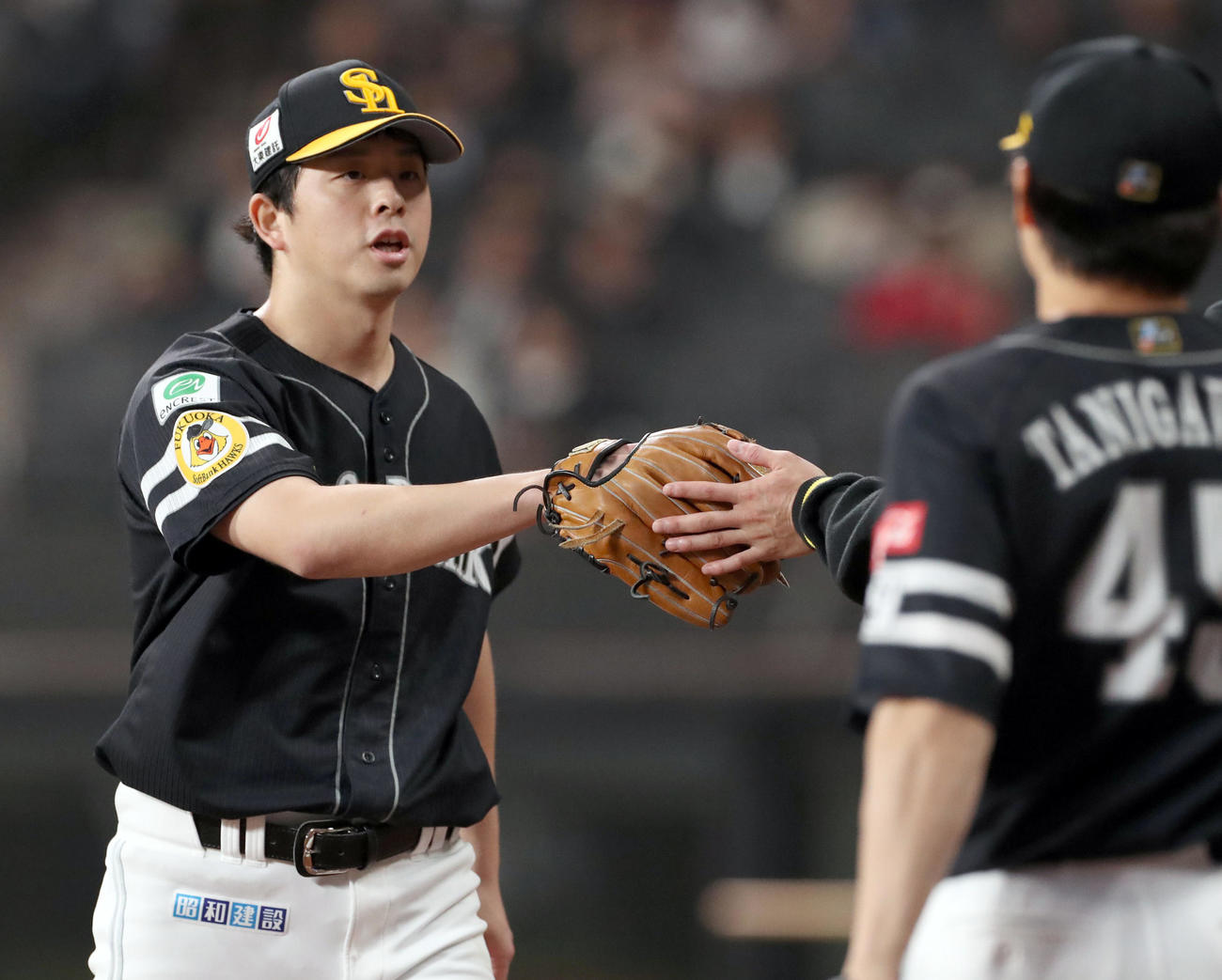 日本ハム対ソフトバンク　3回裏を無失点に抑えナインに出迎えられる大関（撮影・佐藤翔太）