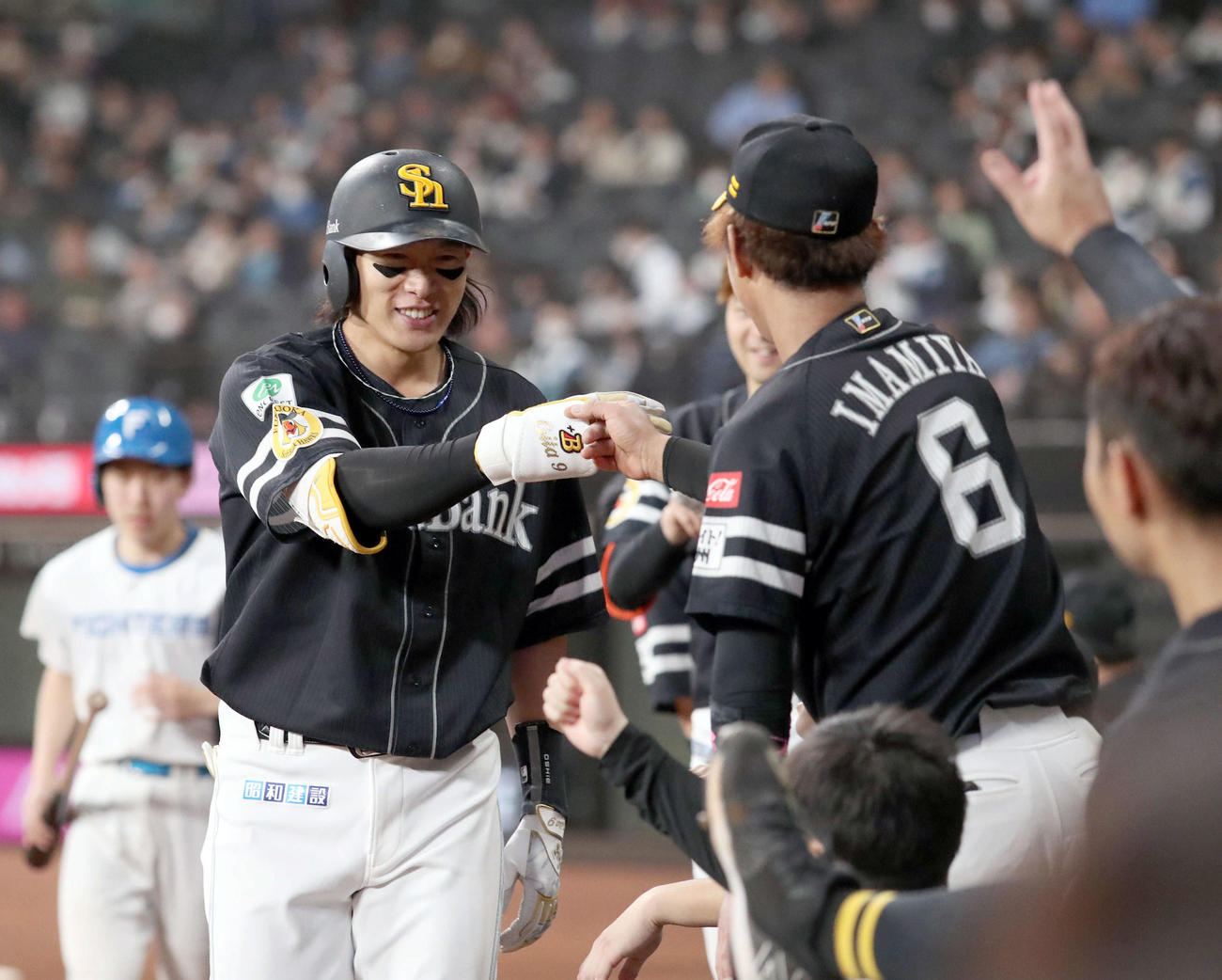 日本ハム対ソフトバンク　6回表ソフトバンク無死、勝ち越しとなる右越え本塁打を放ちナインに出迎えられる柳田（撮影・佐藤翔太）
