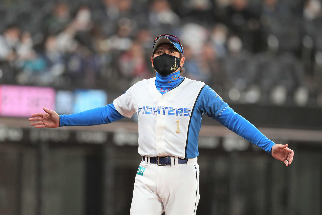 日本ハム対ソフトバンク　4回表、投手交代を告げる新庄監督（撮影・黒川智章）
