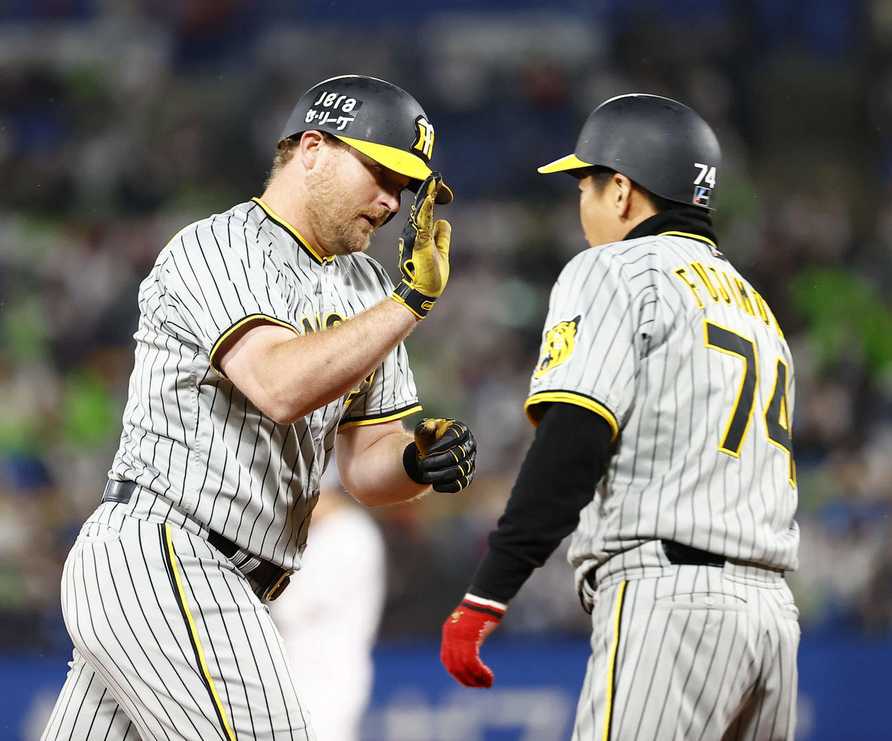 阪神対ヤクルト　7回表阪神無死一、二塁、左中間に3点本塁打を放ち三塁を回るノイジー（左）（撮影・藤尾明華）