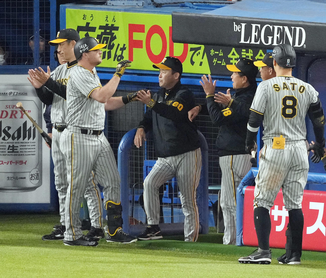 ヤクルト対阪神　7回表阪神無死一、二塁、3点本塁打を放ったノイジー（左）とタッチを交わす岡田監督（中央）（撮影・狩俣裕三）