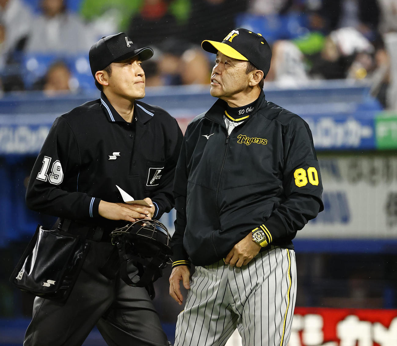 阪神対ヤクルト　9回投手交代を告げる阪神岡田監督（撮影・藤尾明華）
