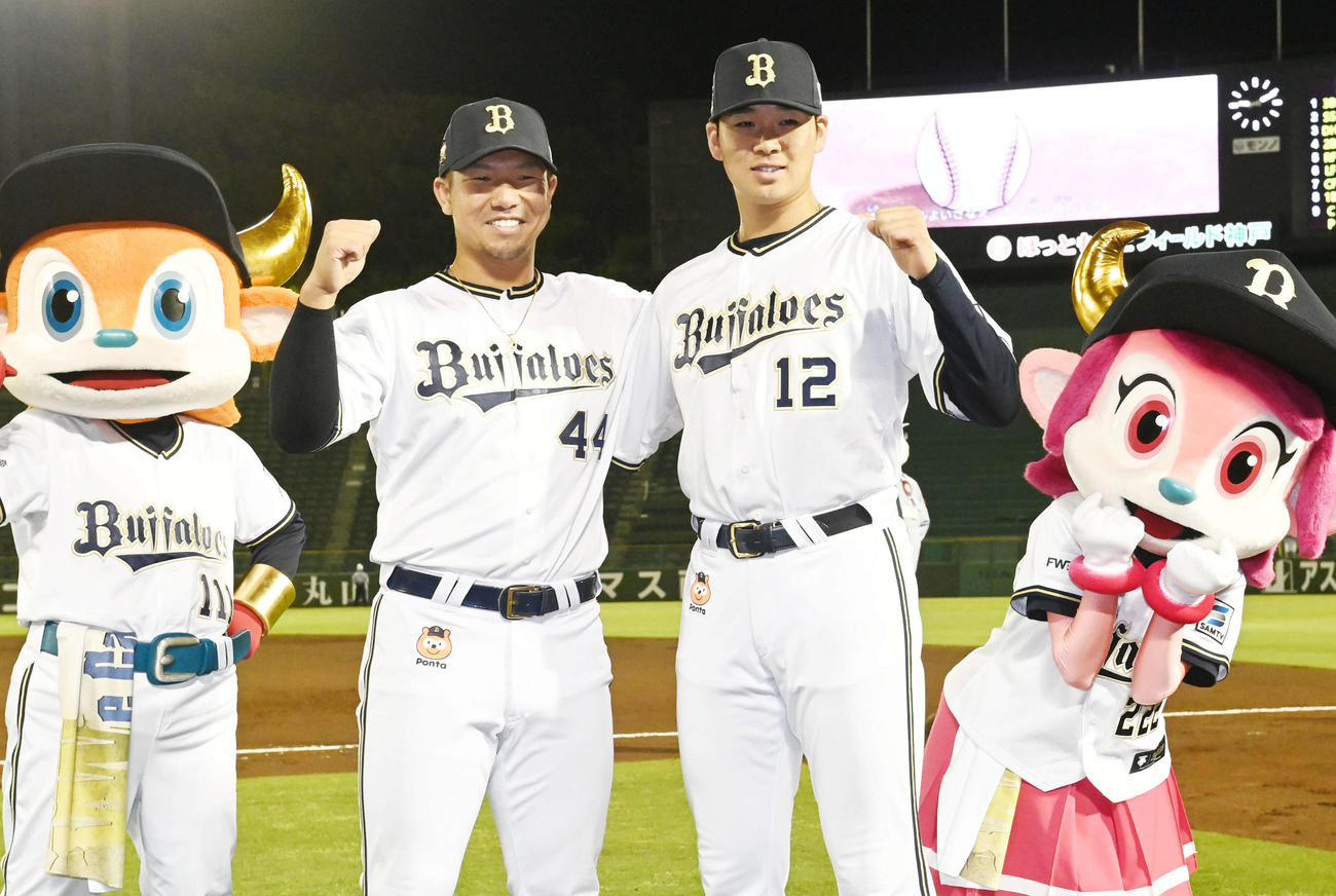 オリックス対楽天　ヒーローインタビュー後、ポーズを取る山下（右）と頓宮（撮影・和賀正仁）