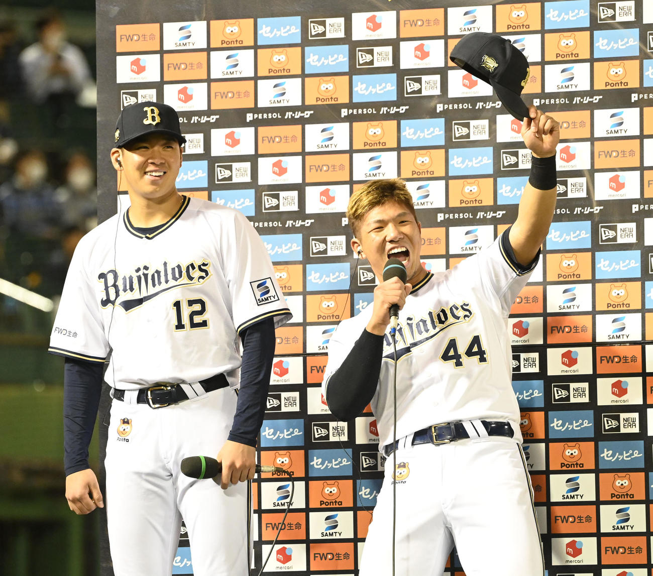 オリックス対楽天　ヒーローインタビュー後、笑顔で「ホイサー」と叫ぶ頓宮、左は山下（撮影・和賀正仁）