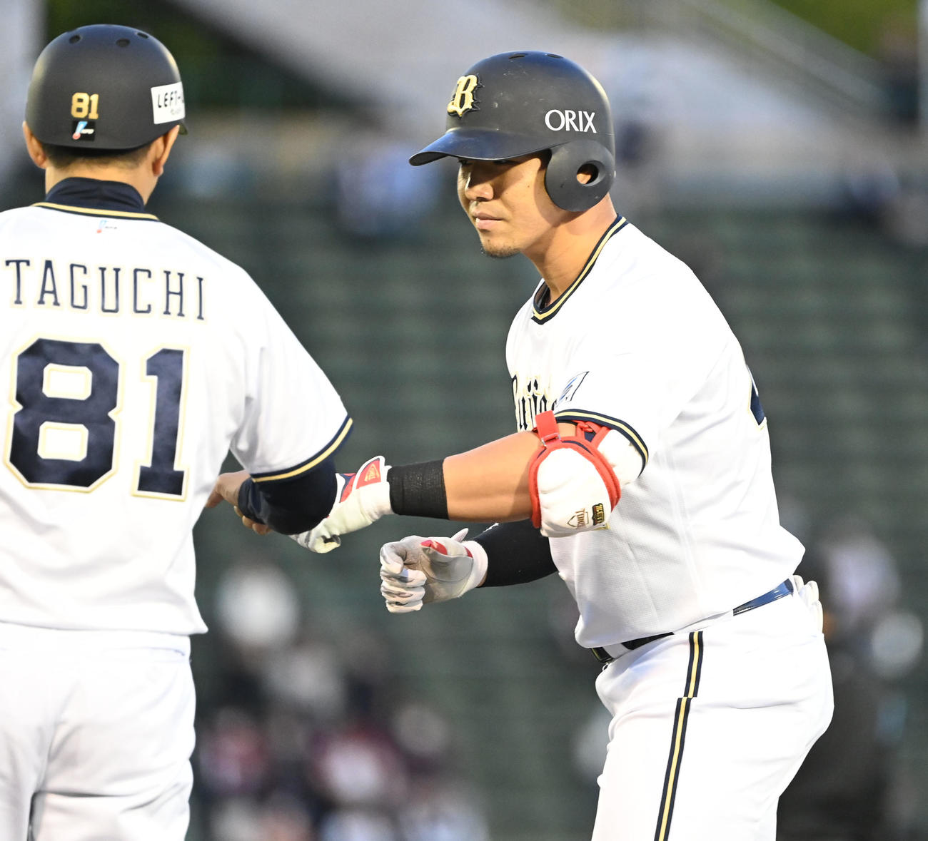 オリックス対楽天　3回裏オリックス1死満塁、左前適時打を放った頓宮はコーチとタッチ（撮影・和賀正仁）