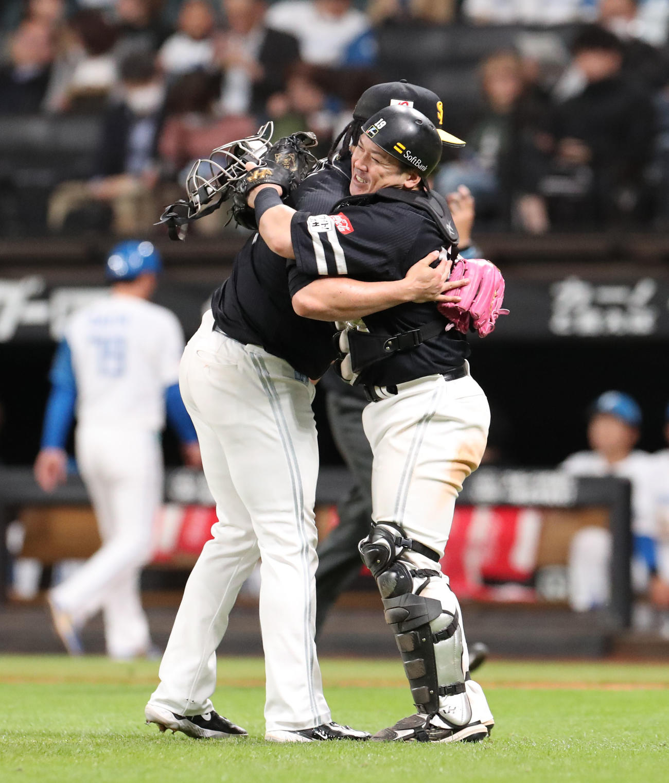 日本ハム対ソフトバンク　試合終了後、抱き合って喜び合うソフトバンク・オスナ（左）と甲斐（撮影・佐藤翔太）