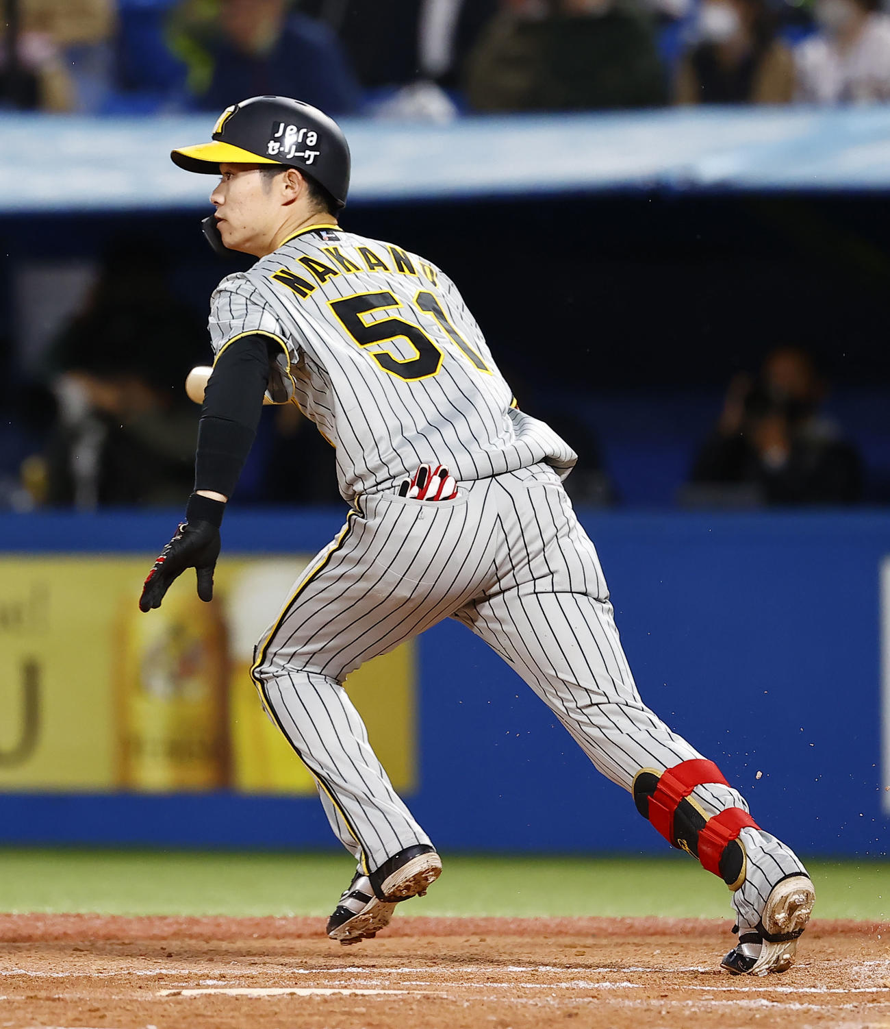 阪神対ヤクルト　3回表阪神1死一、二塁、中野が中前打を放つ（撮影・藤尾明華）