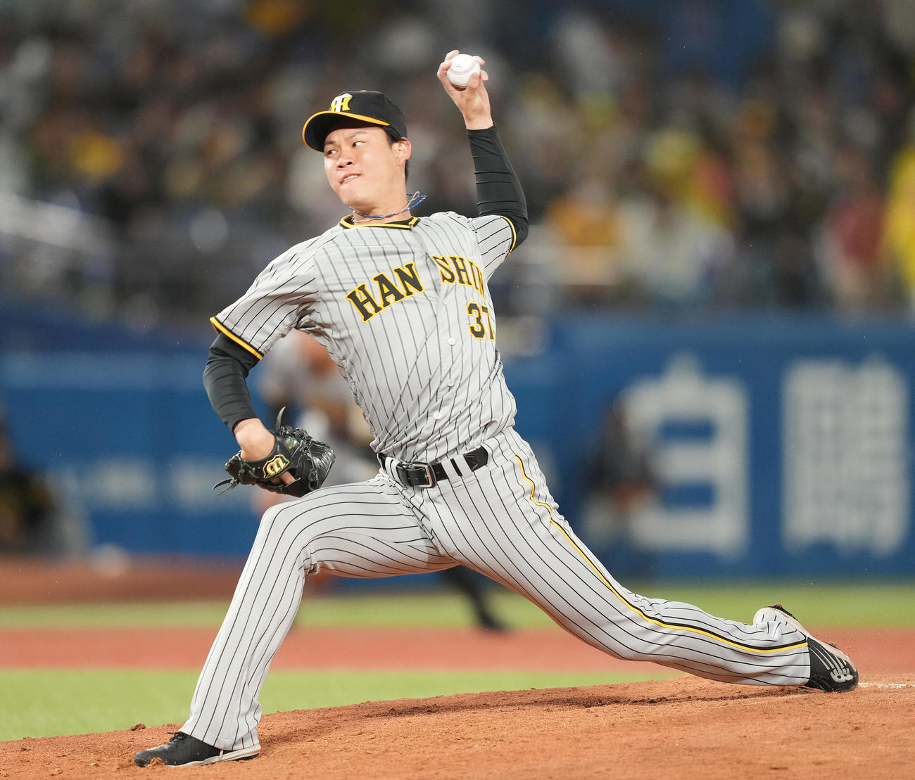 ヤクルト対阪神　8回裏から3番手で登板した阪神及川（撮影・鈴木みどり）