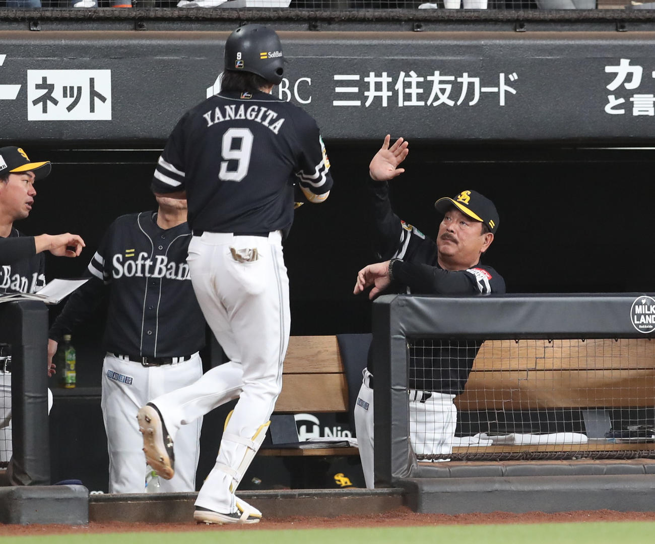 日本ハム対ソフトバンク　6回表ソフトバンク無死、右越え本塁打を放った柳田を出迎える藤本監督（撮影・黒川智章）