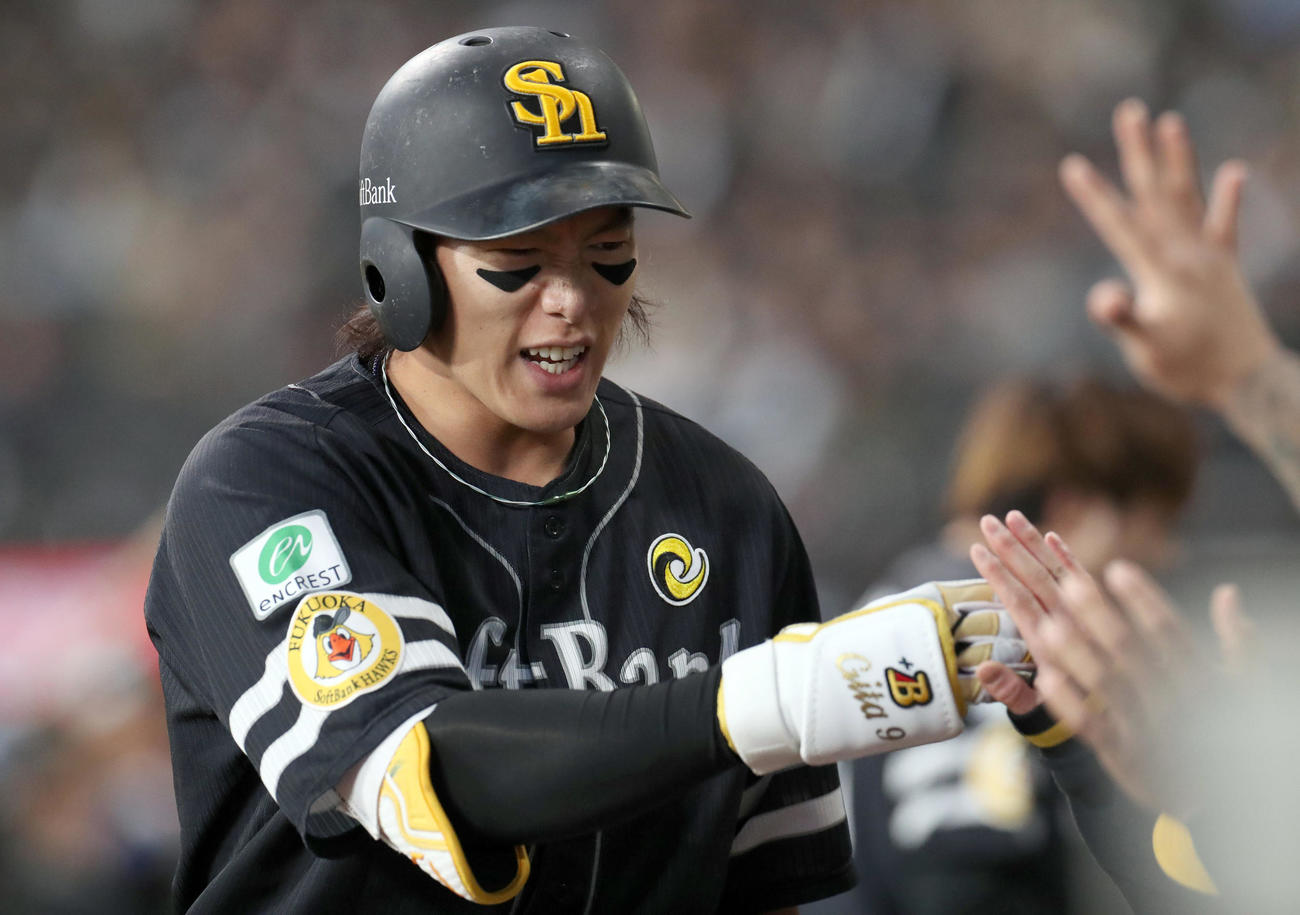 日本ハム対ソフトバンク　1回表ソフトバンク1死一、三塁、柳田は先制となる中犠飛を放ちナインに出迎えられる（撮影・佐藤翔太）