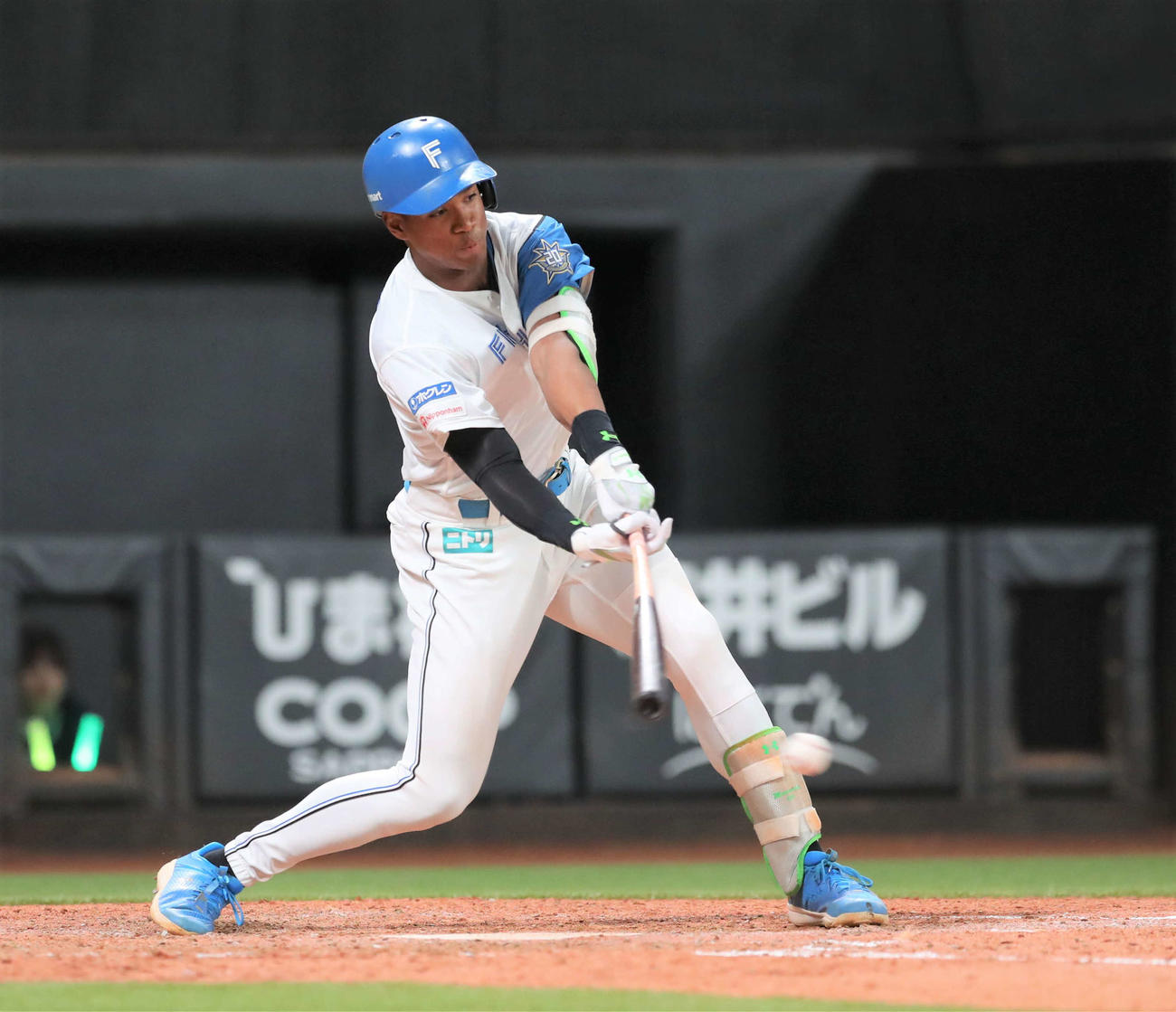 日本ハム対ソフトバンク　5回裏日本ハム1死一、二塁、左前適時打を放つ万波（撮影・黒川智章）