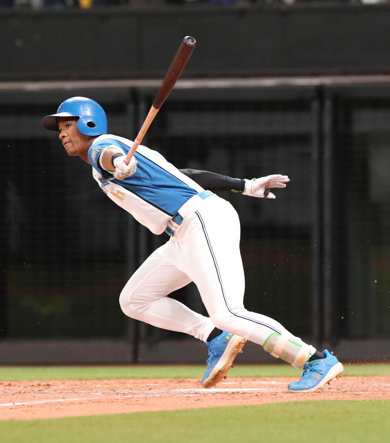 日本ハム対ソフトバンク　5回裏日本ハム1死一、二塁、万波は同点となる左前適時打を放つ（撮影・佐藤翔太）