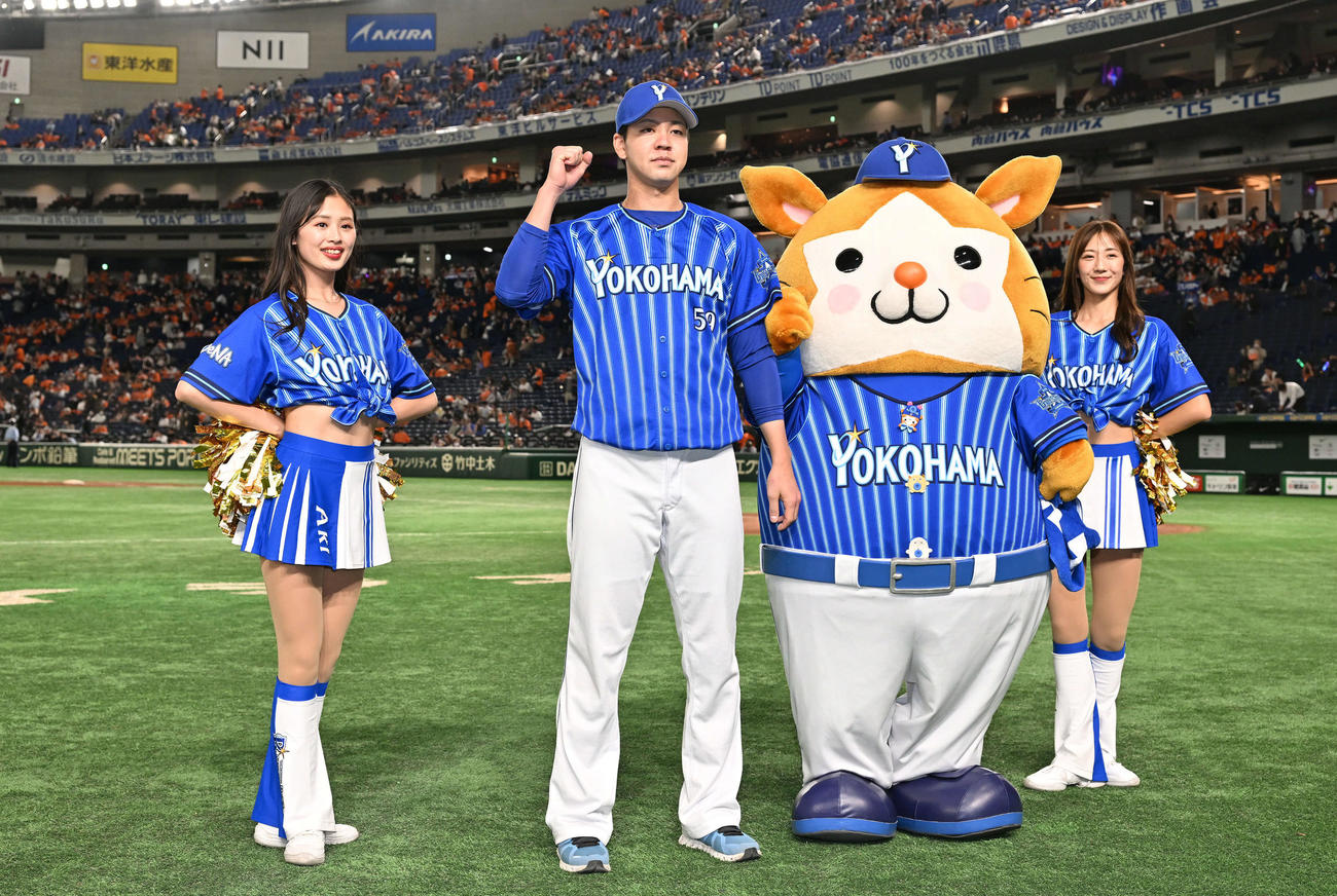 巨人対DeNA　ヒーローインタビューを終えガッツポーズで記念撮影するDeNA平良（撮影・滝沢徹郎）