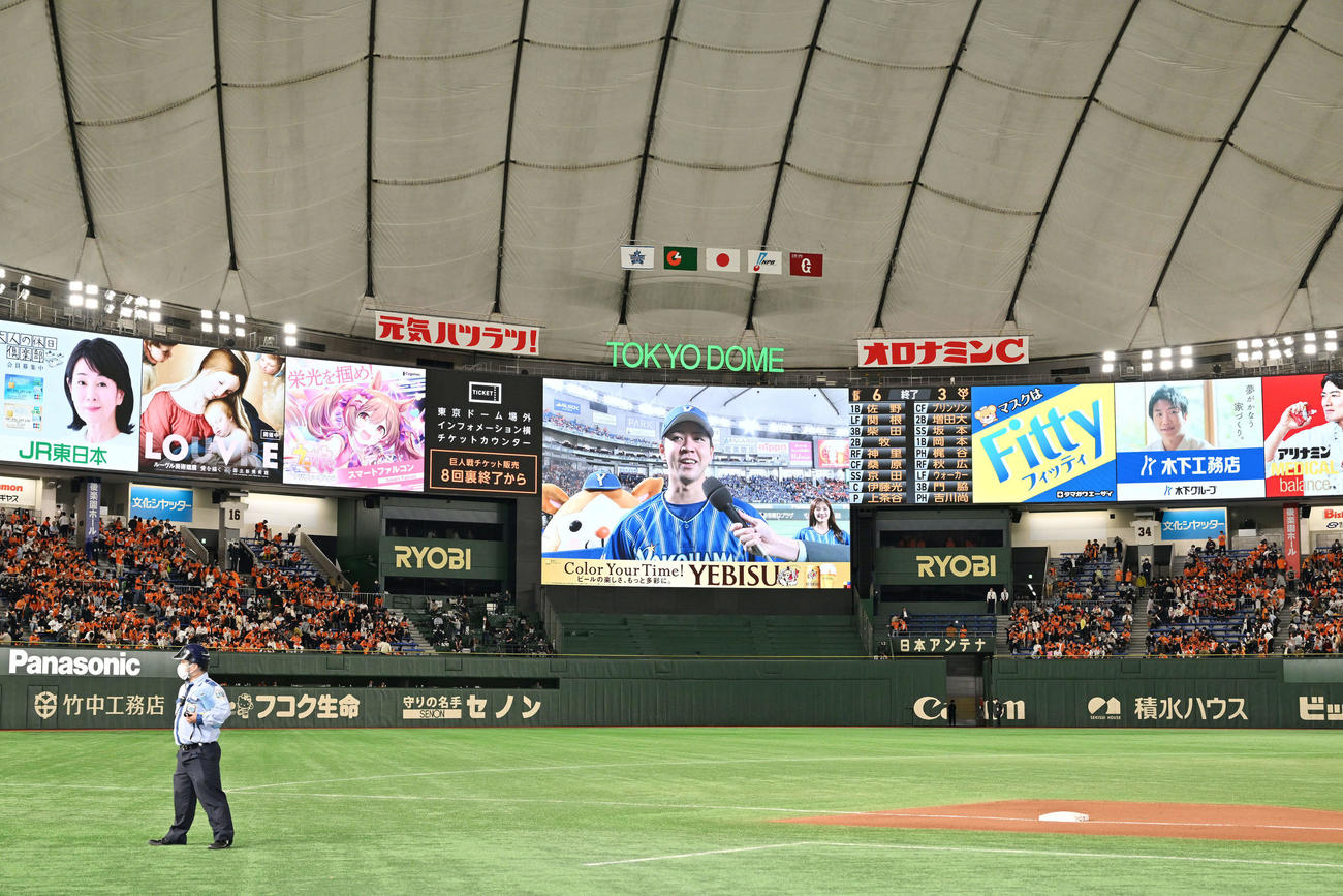 巨人対DeNA　東京ドームの大型ビジョンに映されるDeNA平良のヒーローインタビュー（撮影・滝沢徹郎）