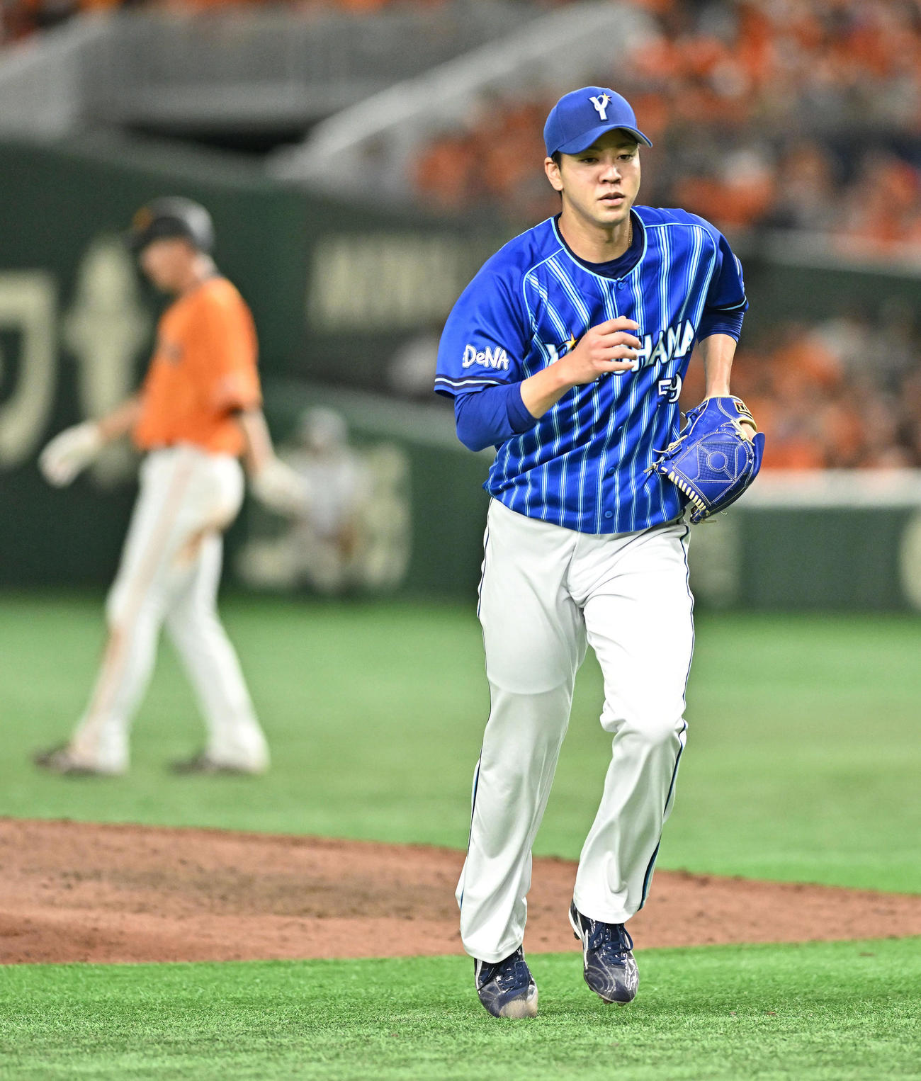 巨人対DeNA 7回裏巨人2死一塁、山瀬を空振り三振に仕留めた平良は引き締まった表情でベンチへ引き揚げる（撮影・滝沢徹郎）