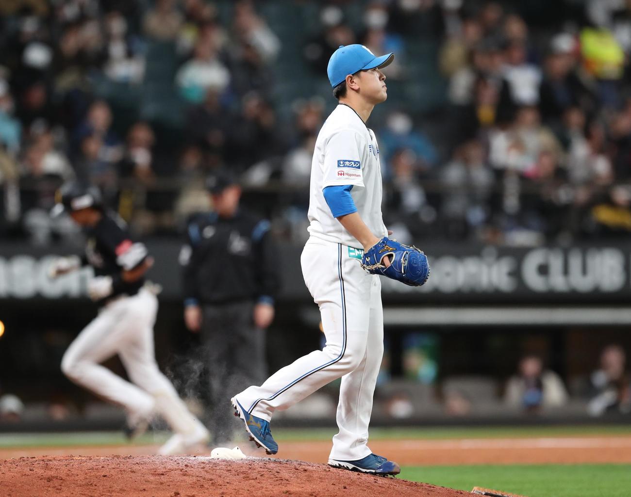 日本ハム対ソフトバンク　6回表ソフトバンク無死、柳田に右越え本塁打を浴びる河野（撮影・黒川智章）