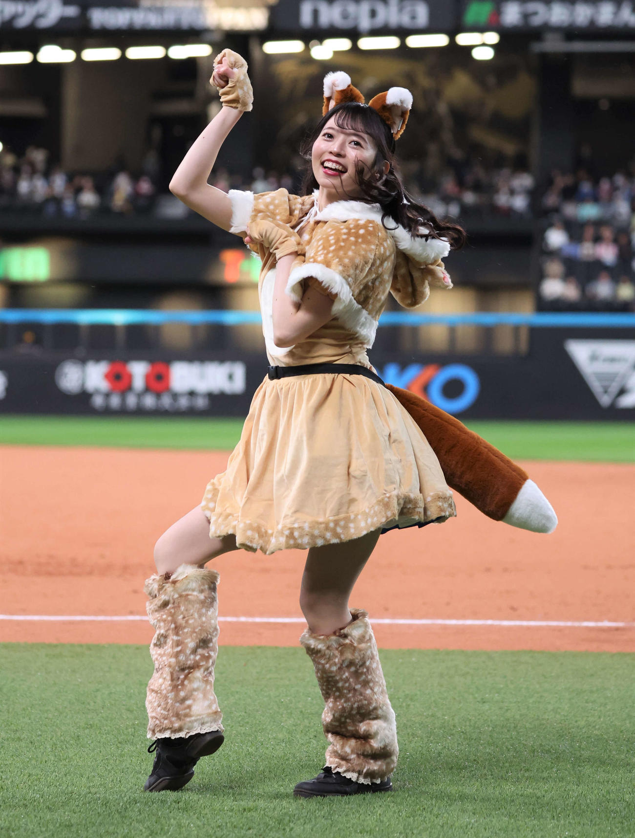 日本ハム対ソフトバンク　きつねダンスの限定衣装を着て踊るファイターズガールの塩沢美咲さん（撮影・黒川智章）