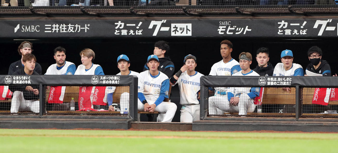日本ハム対ソフトバンク　意気消沈の日本ハムベンチ（撮影・佐藤翔太）