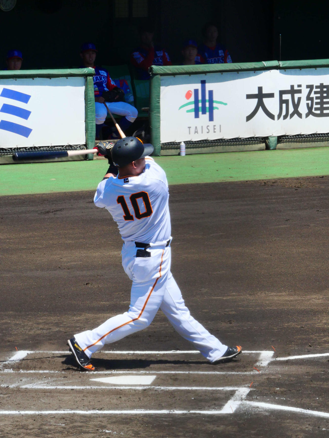 独立リーグ交流戦巨人対BC埼玉　強烈なファウルを放つ巨人中田翔（撮影・上田悠太）