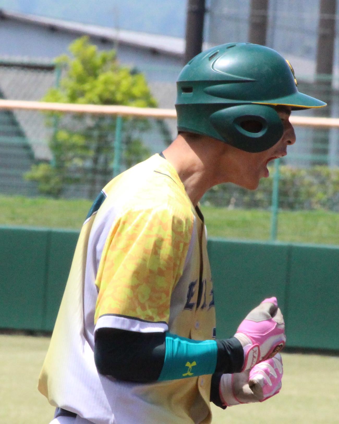 北九大対西南大　2回裏西南大1死一、二塁、左越え3ランで、ガッツポーズして生還する安川喬矢内野手（撮影・菊川光一）