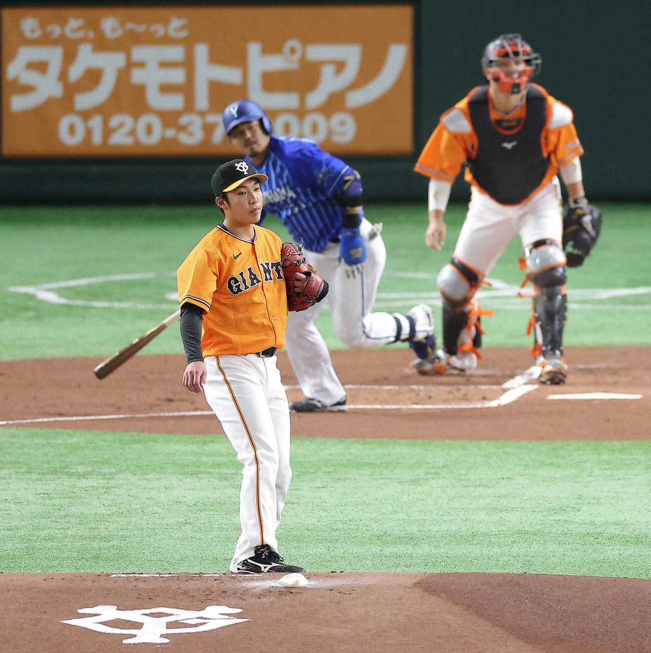 宮崎の遊ゴロで先制を許す巨人赤星優志（2023年5月23日撮影）