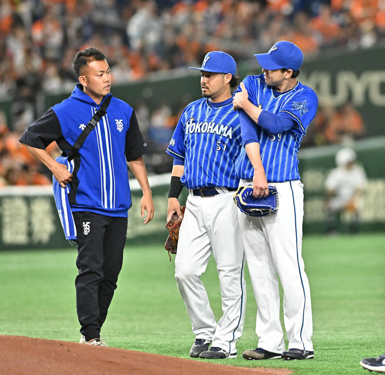 丸の打球が当たり右腕を気にするDeNA平良拳太郎（右）（2023年5月23日撮影）