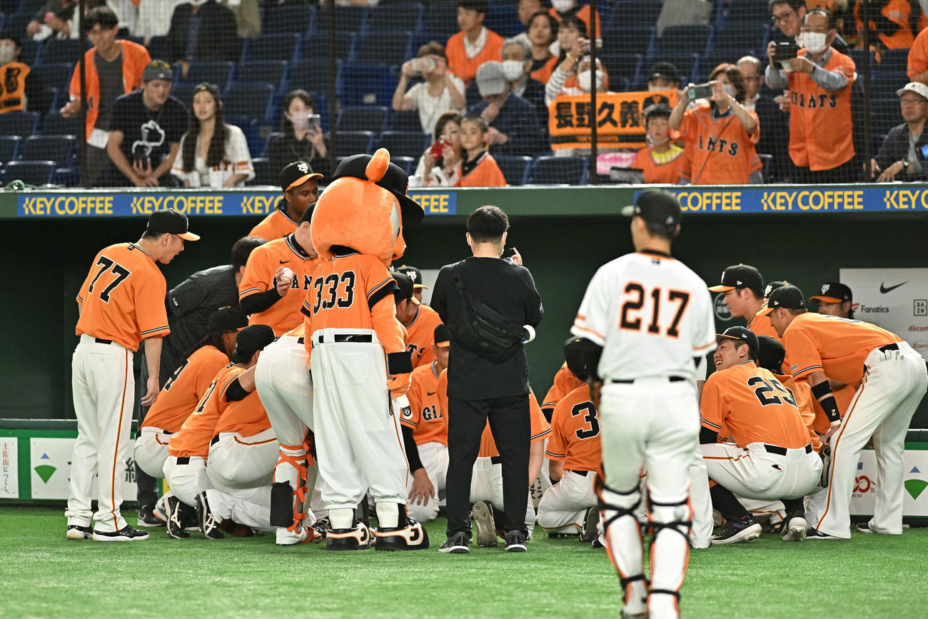 巨人対DeNA　試合前に円陣を組む巨人の選手たち（撮影・滝沢徹郎）