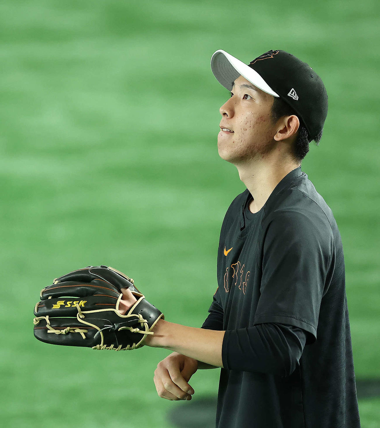 巨人対DeNA　試合前、キャッチボールする巨人戸郷（撮影・河田真司）
