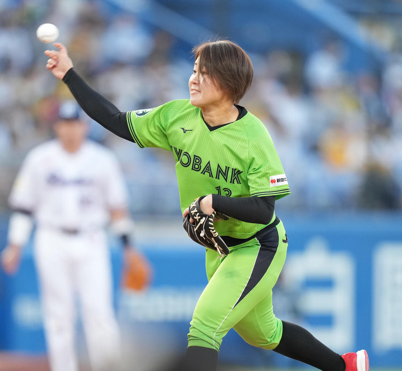 ヤクルト対阪神　始球式を行う久保和咲（撮影・鈴木みどり）