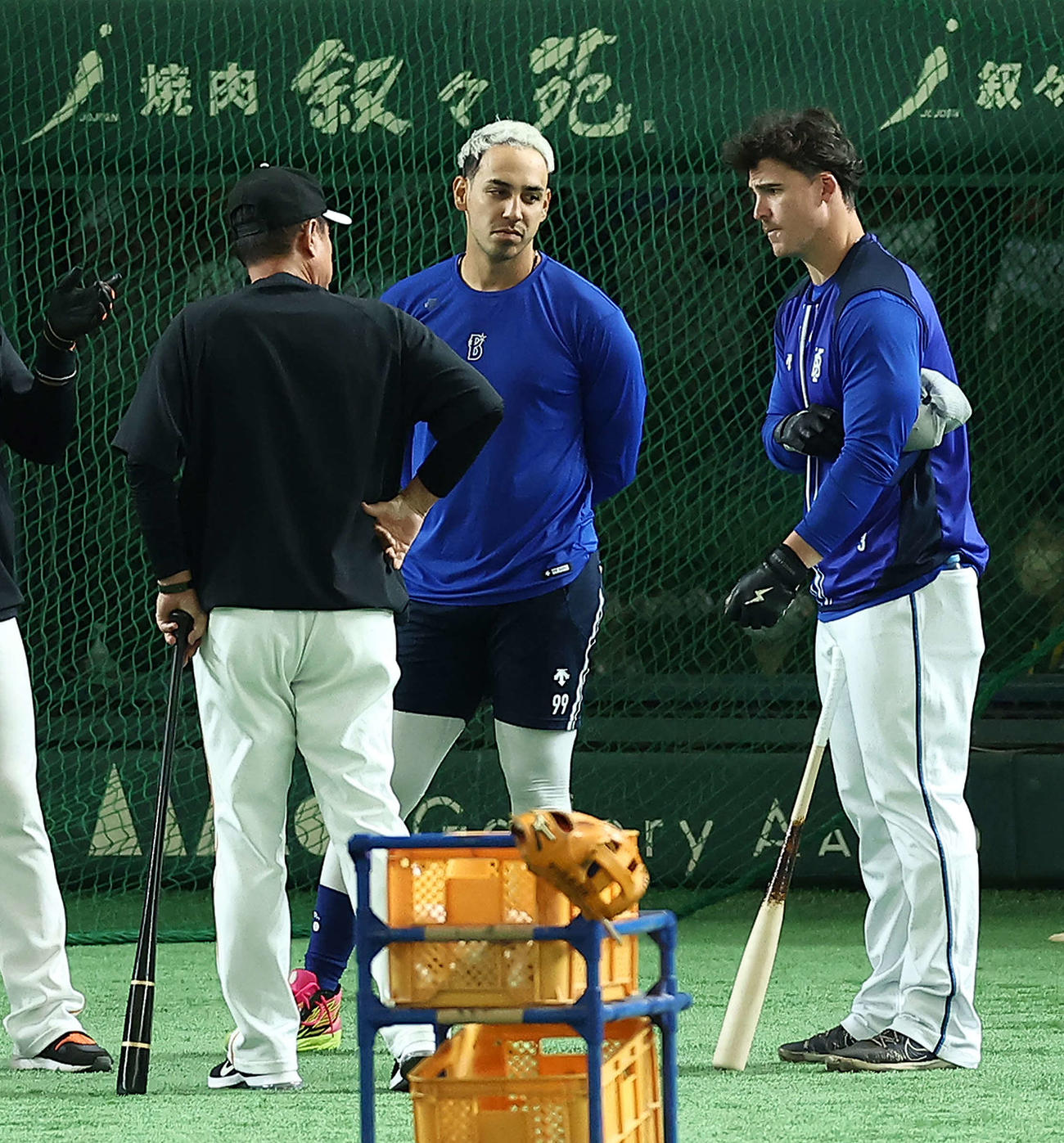 巨人対DeNA　試合前、巨人原監督（左）と言葉を交わすDeNAソト（中央）とオースティン（撮影・河田真司）