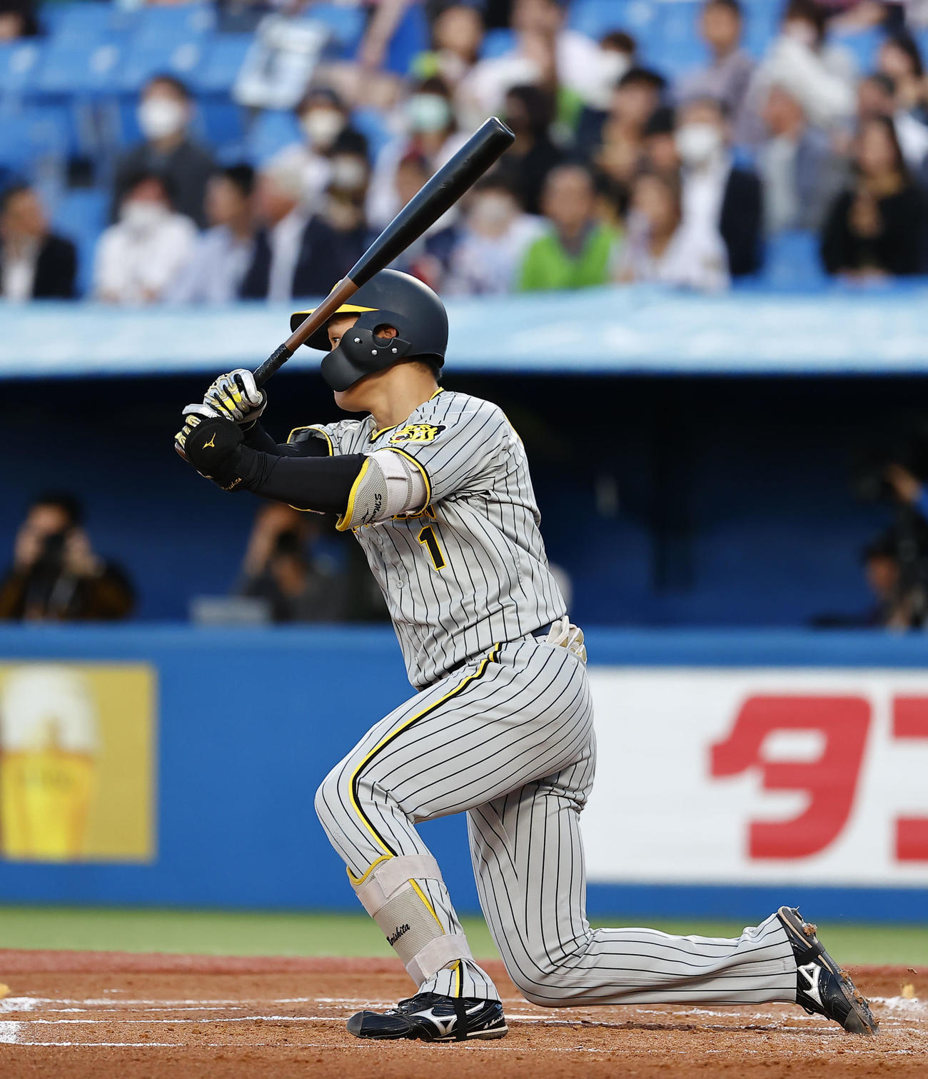 阪神対ヤクルト　2回表阪神1死一塁、森下が中前打を放つ（撮影・藤尾明華）