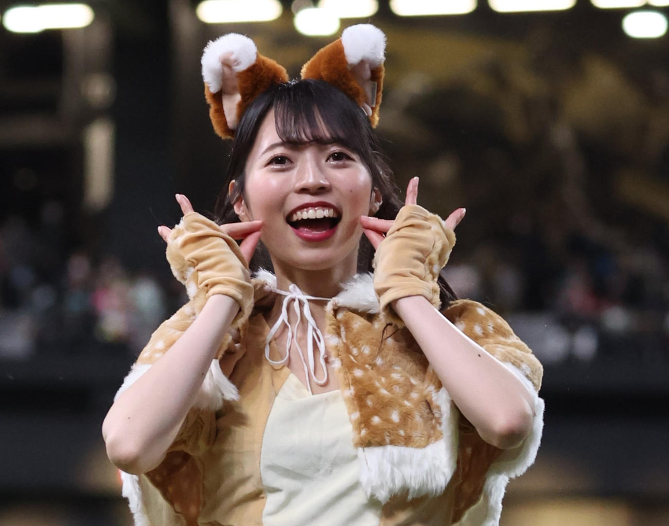 5月23日、きつねダンスの限定衣装を着て踊るファイターズガールの塩沢美咲さん
