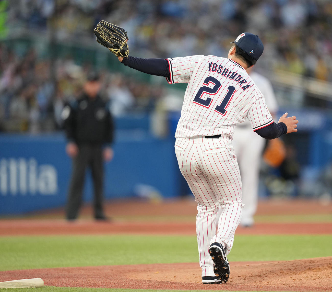 ヤクルト対阪神　3回表阪神1死、西勇の折れたバットをグラブではじいた吉村下（撮影・鈴木みどり）