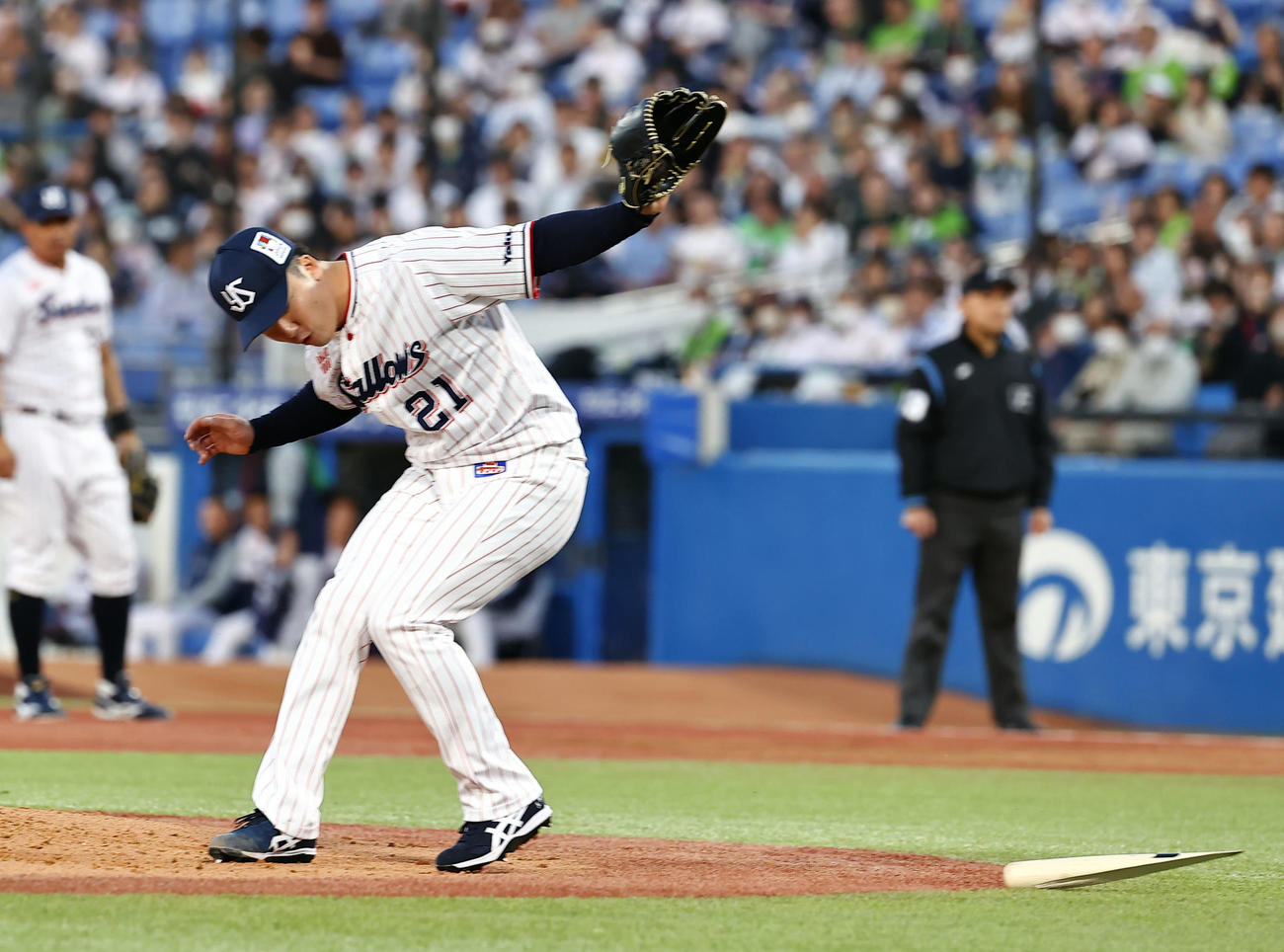 阪神対ヤクルト　3回表阪神1死、西勇の飛んできた折れたバットを避けるヤクルト吉村（撮影・藤尾明華）