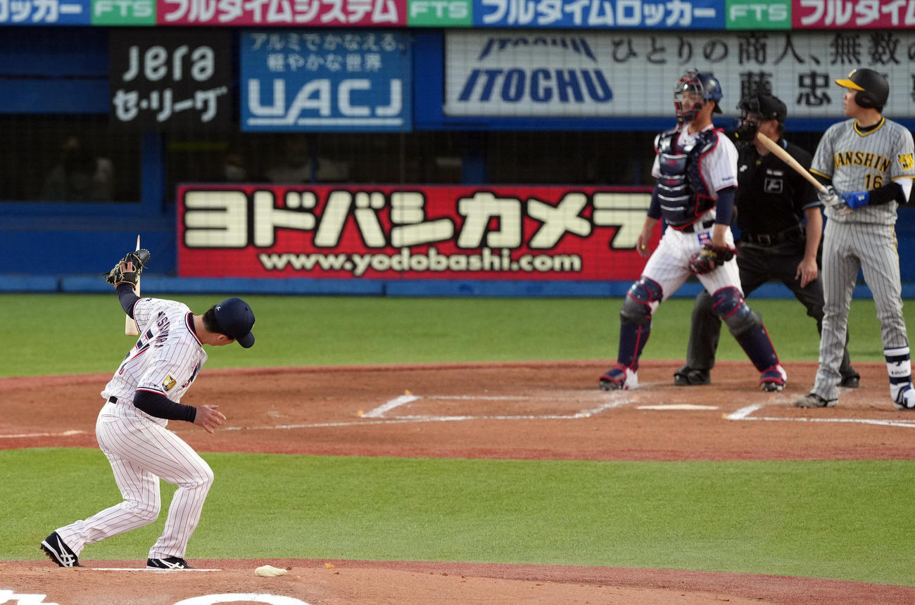 ヤクルト対阪神　3回表阪神1死、打者西勇の折れたバットを受ける吉村（撮影・狩俣裕三）